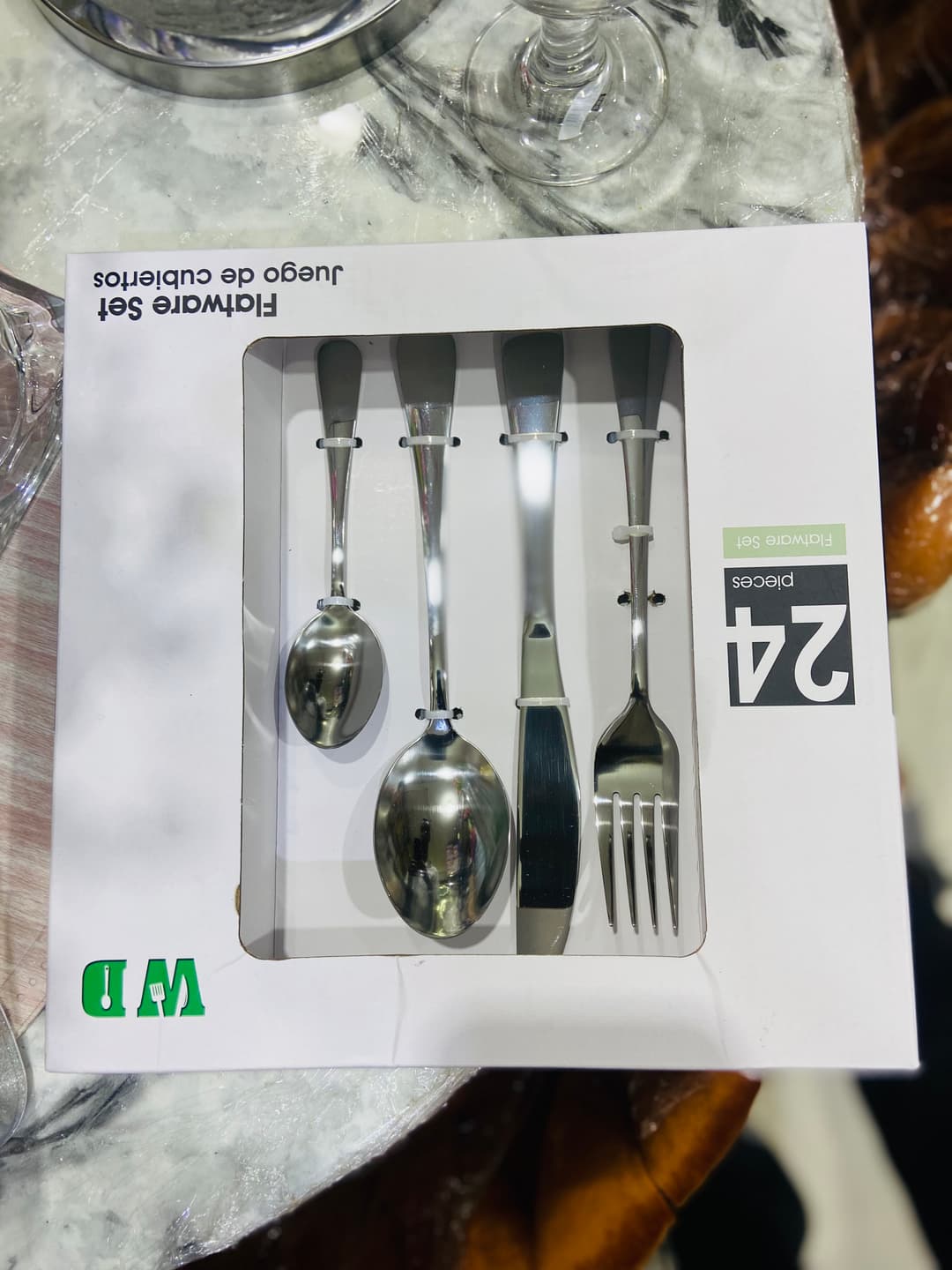 WD brand 24-piece flatware set